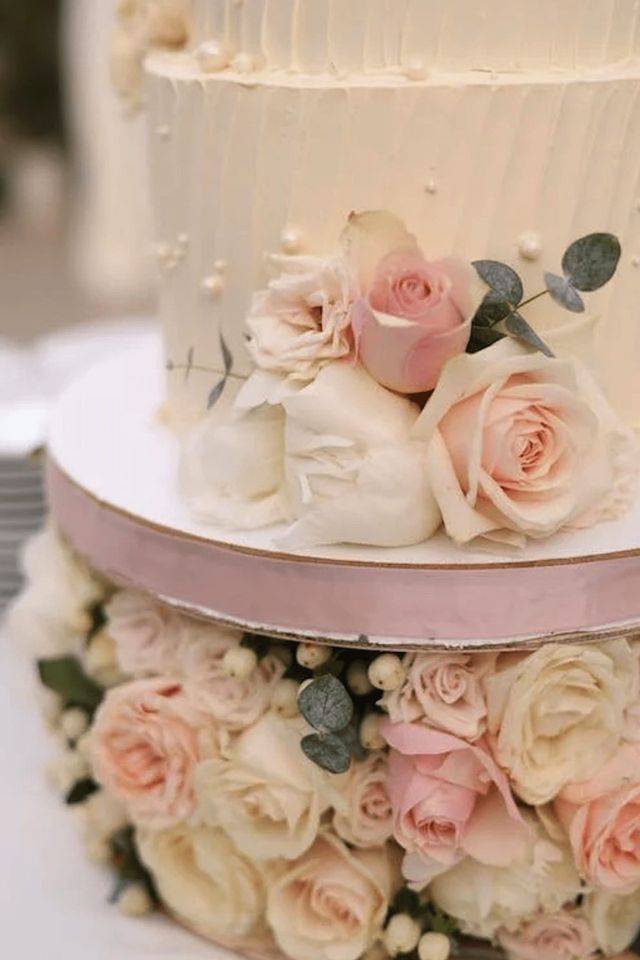 Hochzeitstorte mit Rosen und Perlen