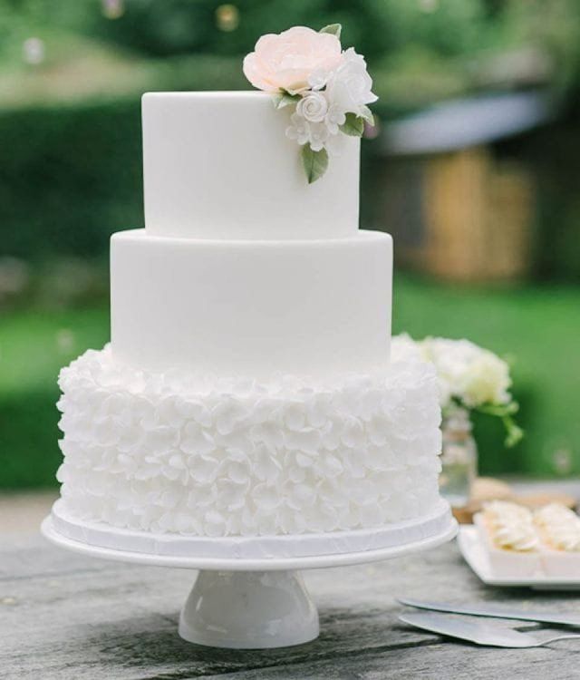 Hochzeitstorte in Weiß mit Blume