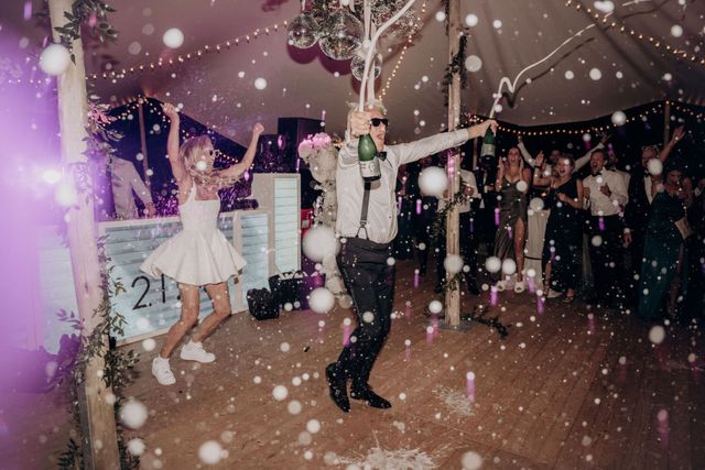 Un homme et une femme qui dansent sur la piste de danse