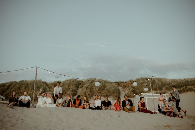 bruiloftsgasten op het strand