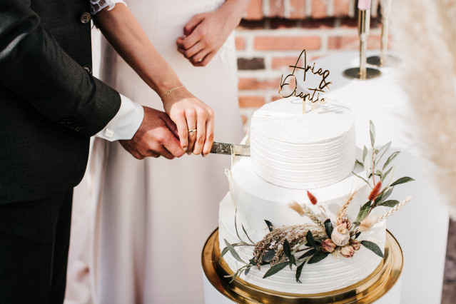 witte bruidstaart met namen erop