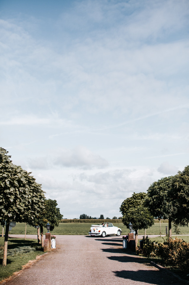 trouwfoto aan de muur van een buitenlandse bruiloft