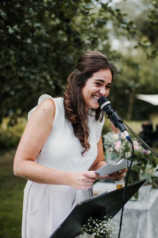 un invité de mariage lit une anecdote