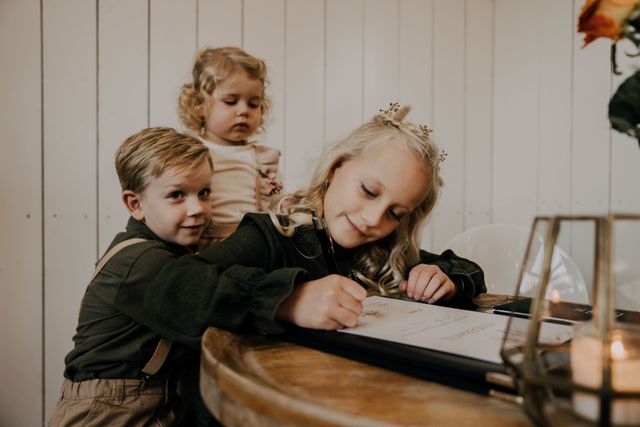 kinderen die een kinderakte tekenen