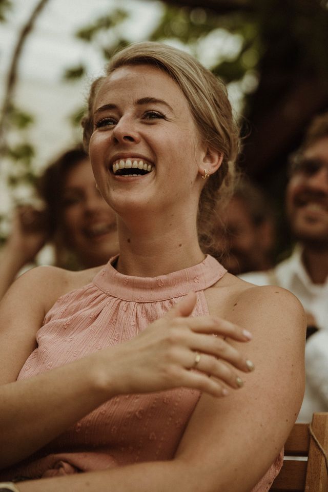 lachen op bruiloft getuigen