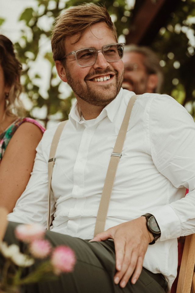 lachende man op bruiloft