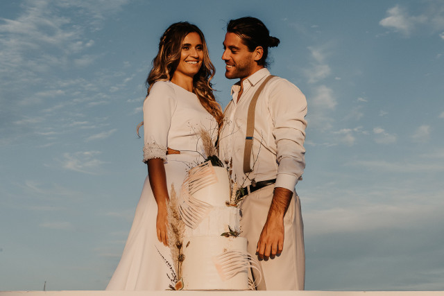 Farbenfrohe Hochzeitstorte mit abstraktem Coating