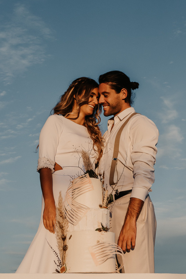 Frau und Man for dreistöckiger Hochzeitstorte