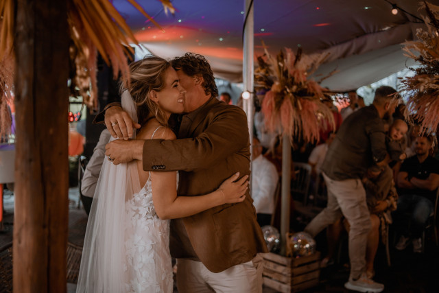 man omhelst bruid op feest