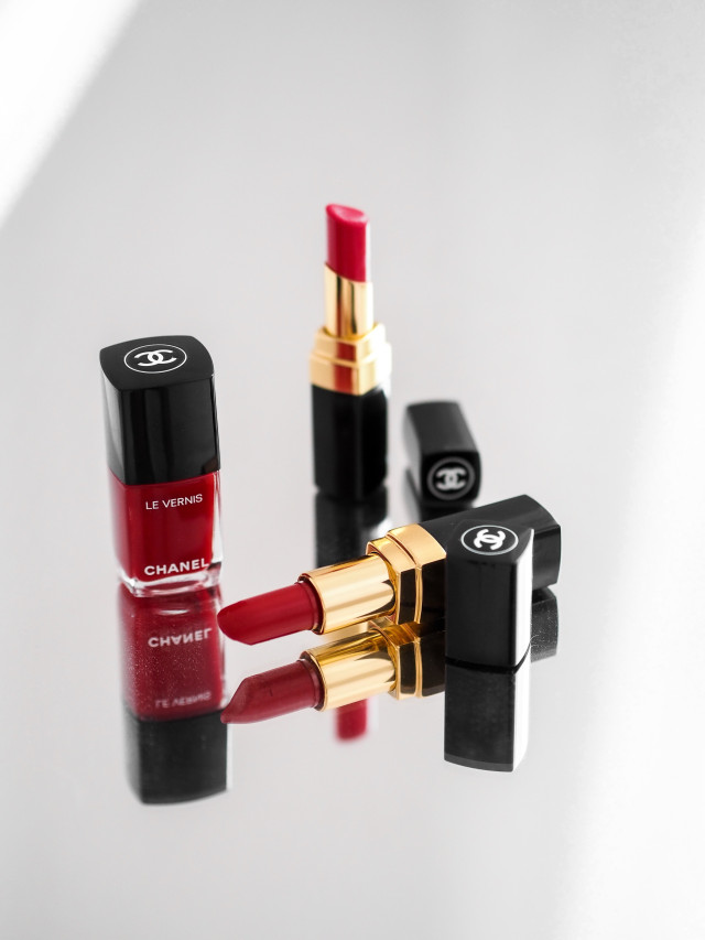 Chanel Lippenstift und Make-up Produkte auf einem hellen Untergrund