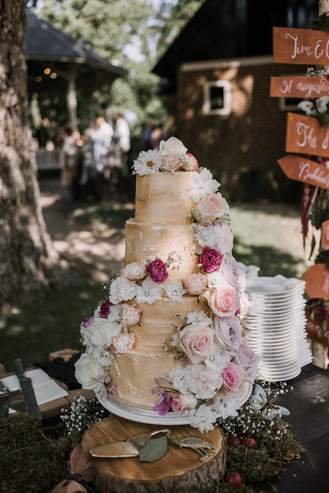 Hochzeitstorte mit frischen Blumen
