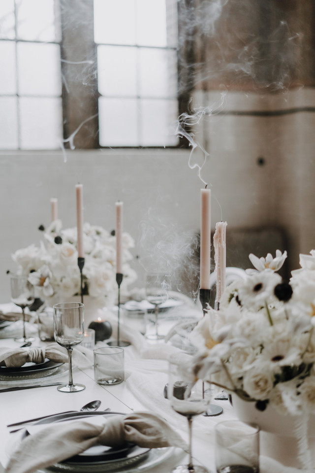 Bougie, Fleurs et table decoree dans un style minimaliste