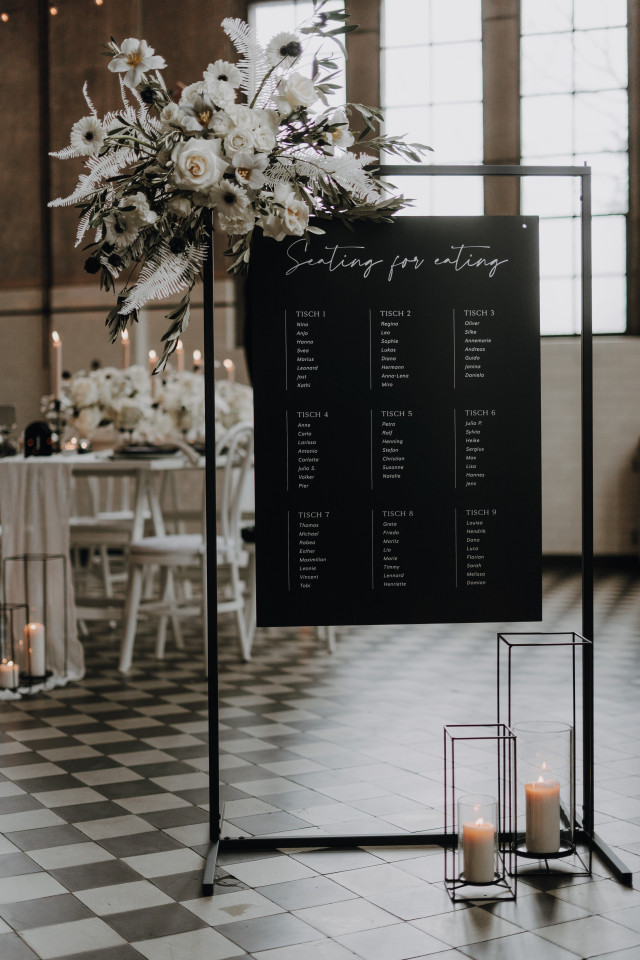 Großes Schild in Schwarz mit der Sitzordnung für die Hochzeit
