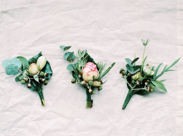 Corsage met roze rozen