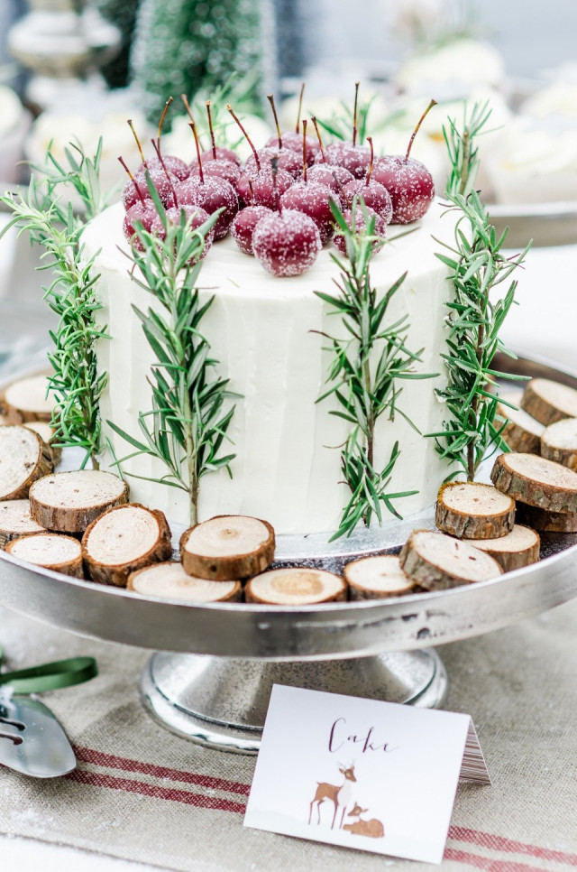 Hochzeitstorte mit Rosmarinzweigen