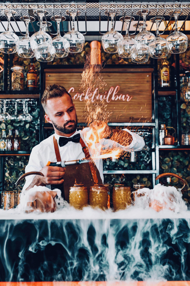 Bartender mixt Cocktails