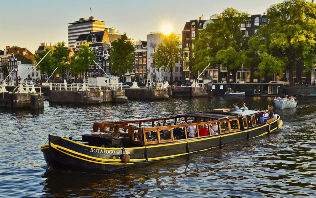 Amsterdam Boats klassieke salonboot op de gracht