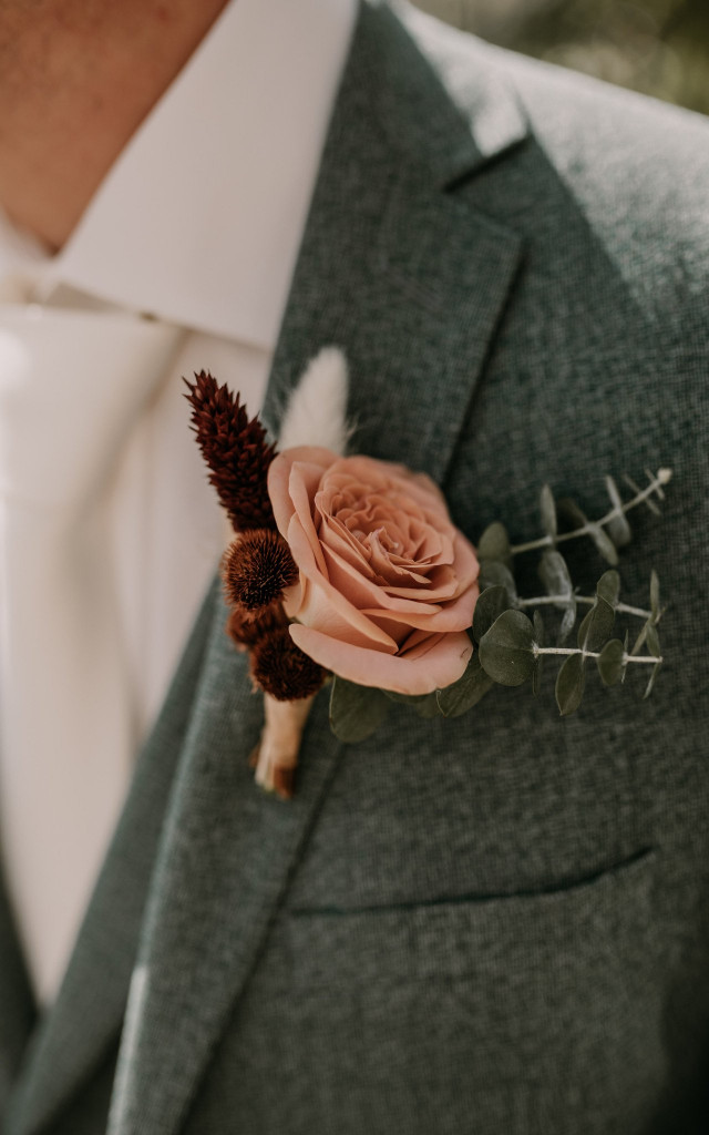 Corsage mit altrosafarbener Rose