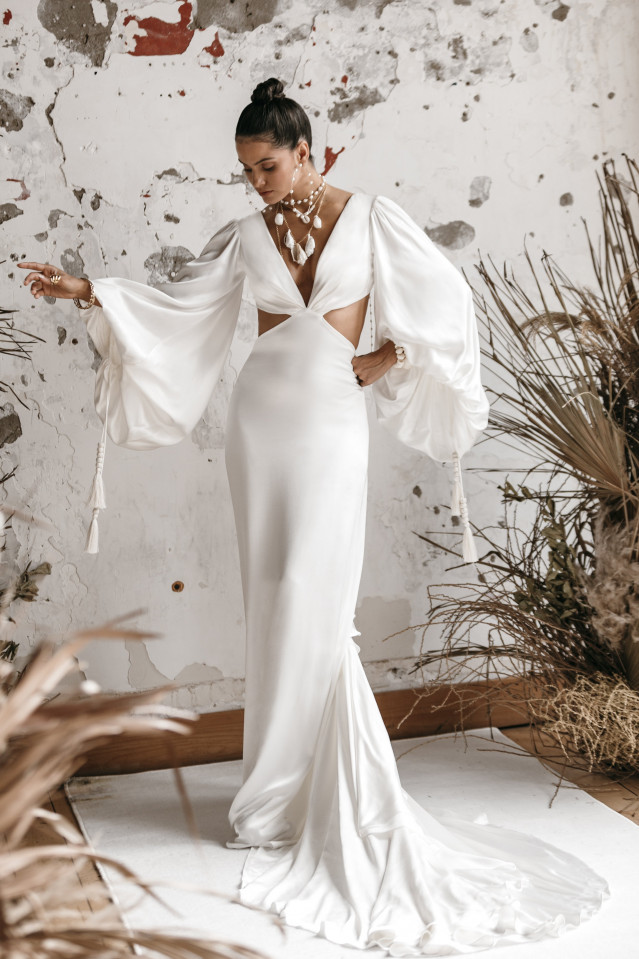 Braut im schlichten Boho Brautkleid mit weißem Schmuck 