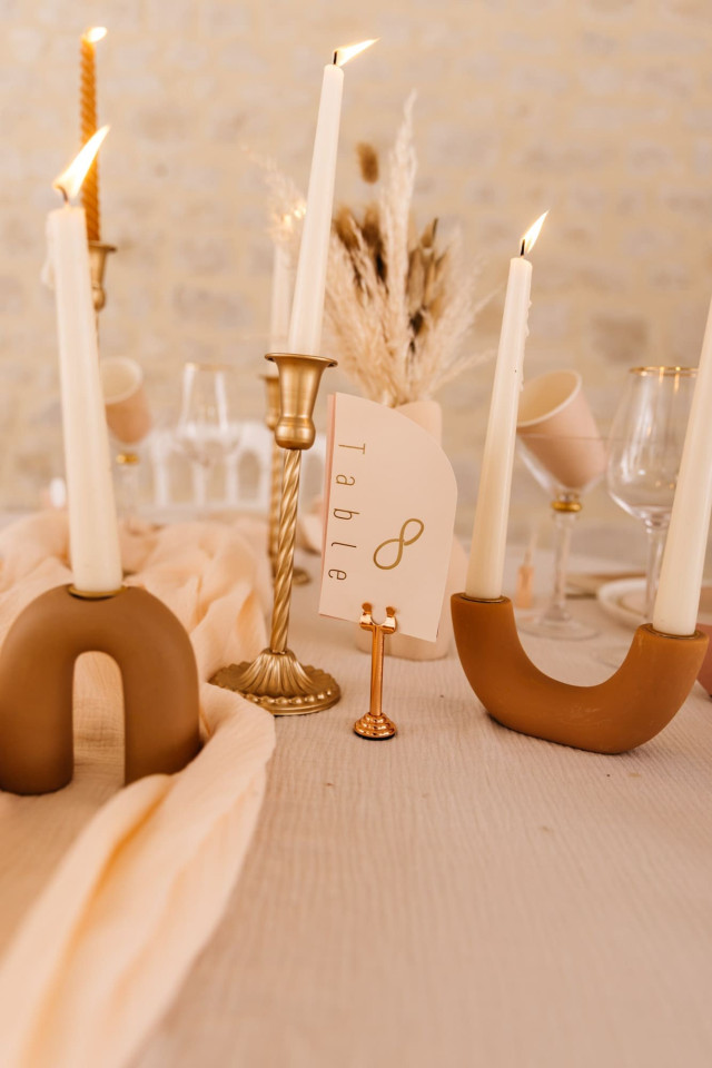 Tisch mit vielen Kerzenständern dekoriert