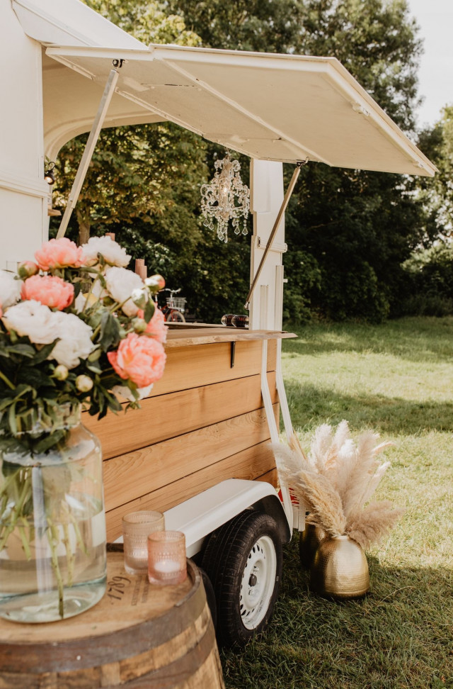 Gin tonic op je bruiloft met een foodtruck vol cocktails