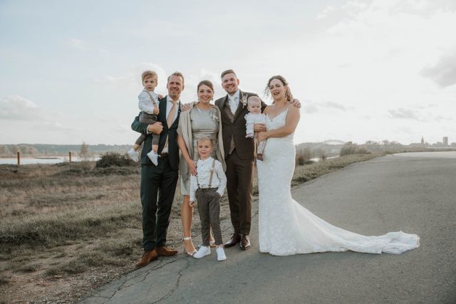 familie portret op de bruiloft