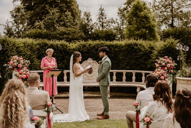 Couple qui prononce ses vœux de mariage