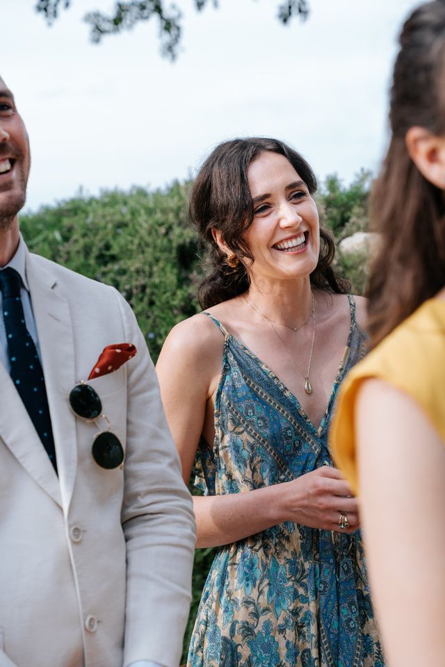 Les invités écoutent les vœux de mariage