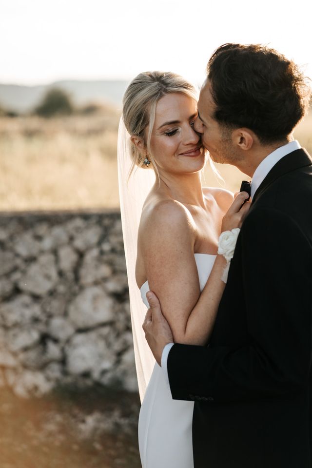 Couple qui s'embrasse au soleil
