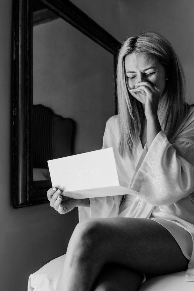 Le couple lit une lettre d'amour