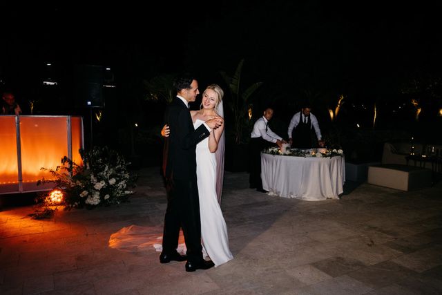 Des mariés partagent leur première danse lors de leur réception de mariage