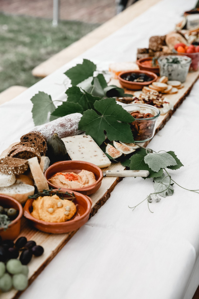 Elegante lange Snackbar mit verschiedenen Snacks