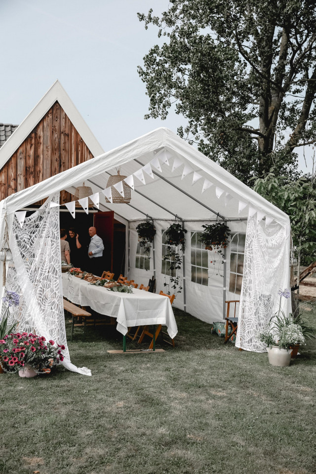 bruiloft in tuin setting