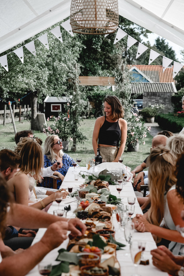 gasten aan een tafel bij een bruiloft