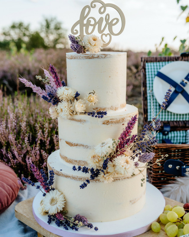 Hochzeitstorte mit Trockenblumen