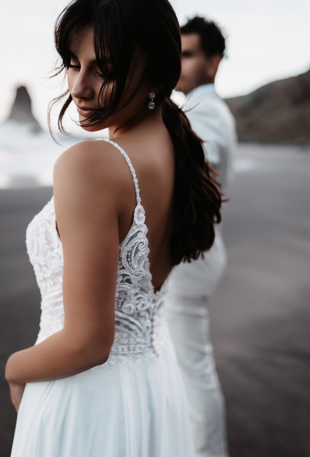 Vestido de novia sencillo con una espalda especial
