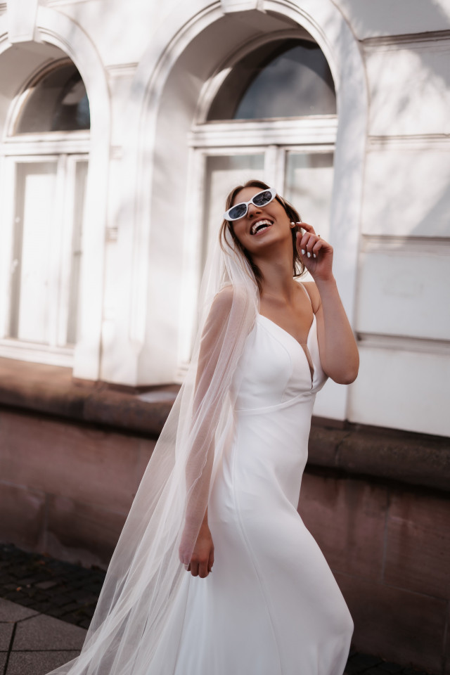 Mariée en robe de mariée avec des lunettes de soleil