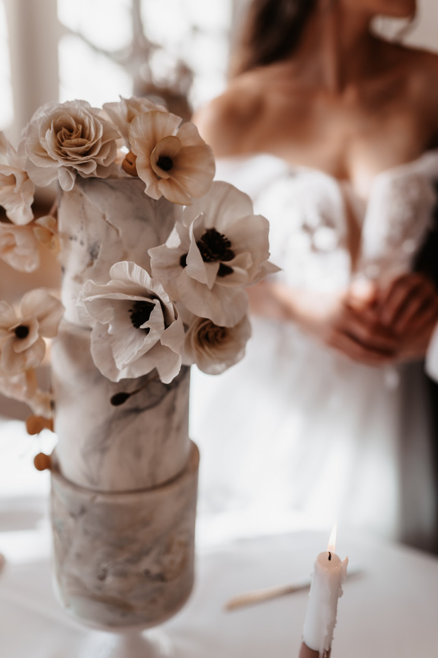 Kleine Hochzeitstorte mit Aquarelldesign und Blumendekoration