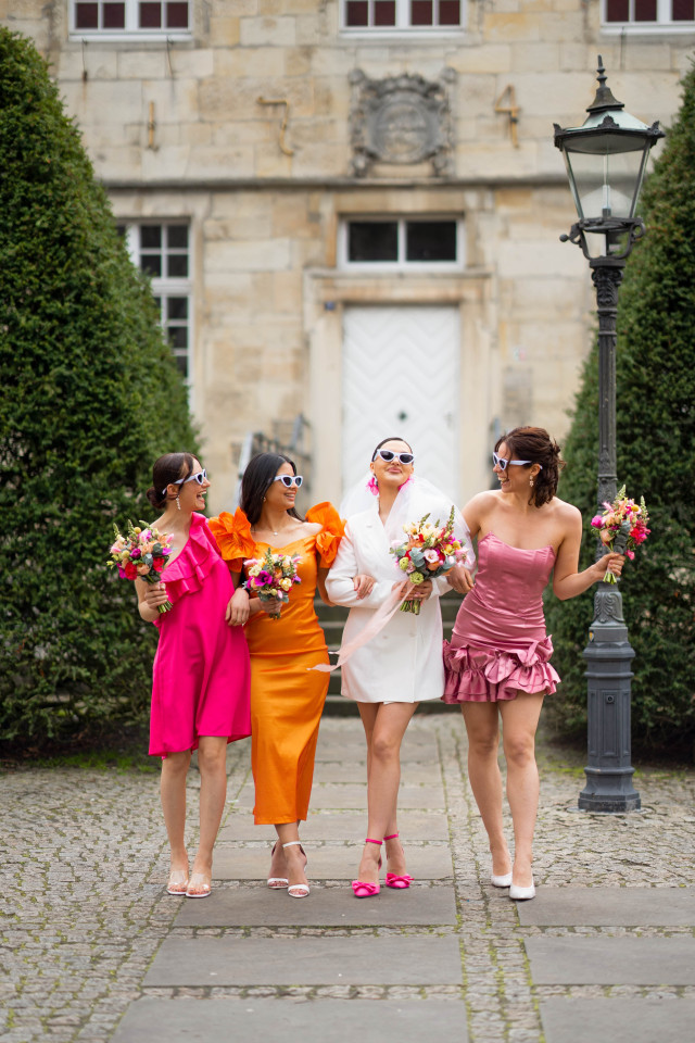 Junggesellinnenabschied mit Braut und Brautjungfern mit bunten Outfits