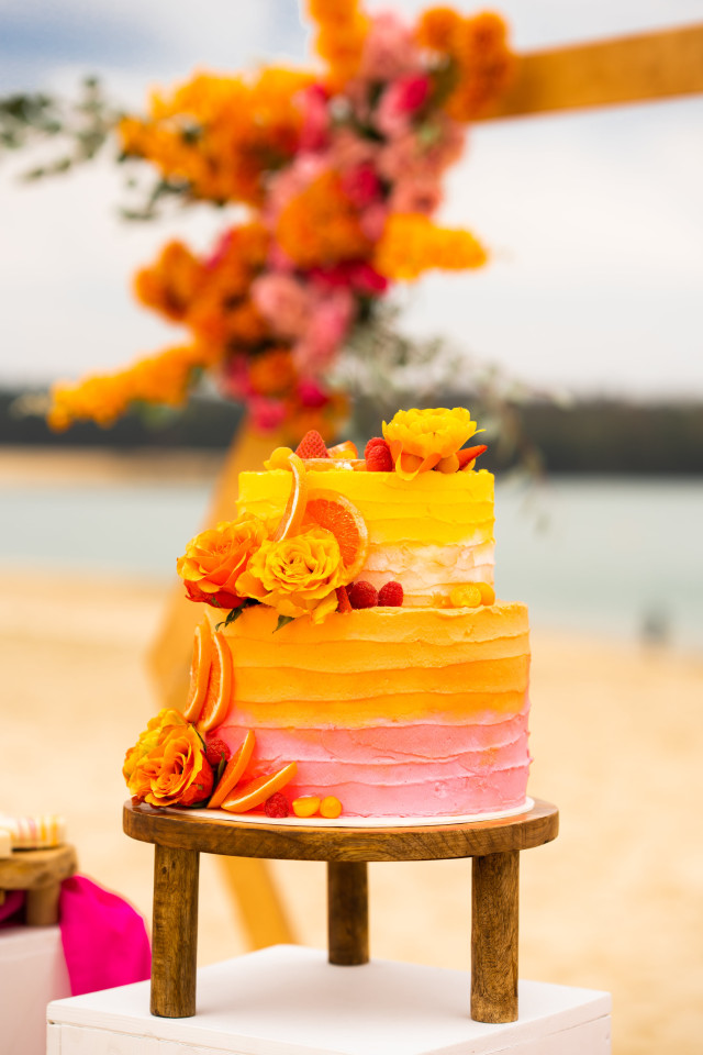 Bunte Hochzeitstorte mit Ombre Effekt in Pink und Orange
