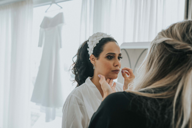 La mariée se maquille le jour de son mariage
