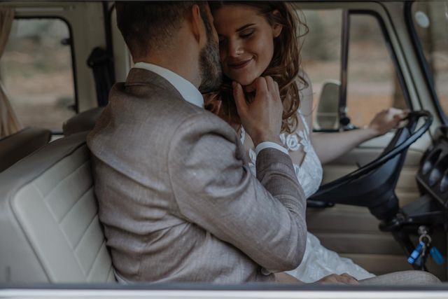 bruidspaar in auto