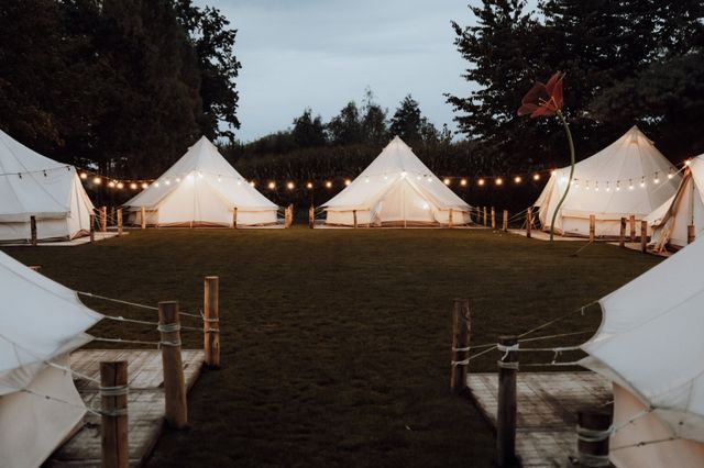 witte festivaltentjes