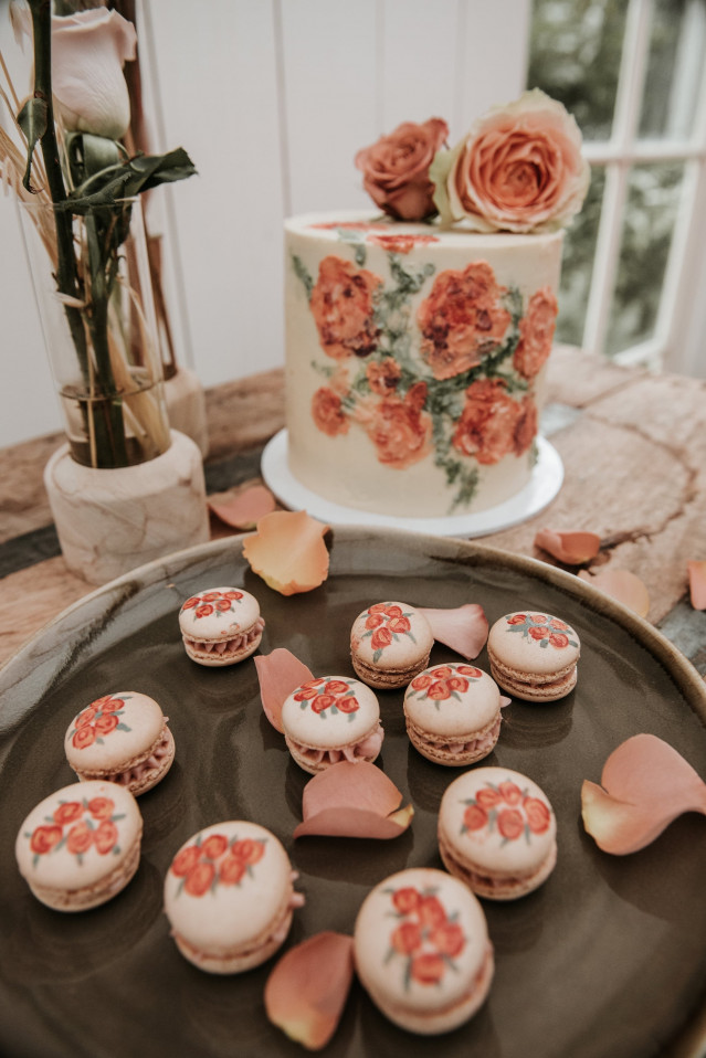 Sweettable mit Macarons und Hochzeitstorte