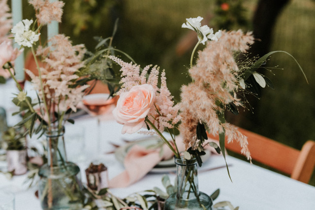 Nahaufnahme von rosanen Blumen auf dem Hochzeitstisch