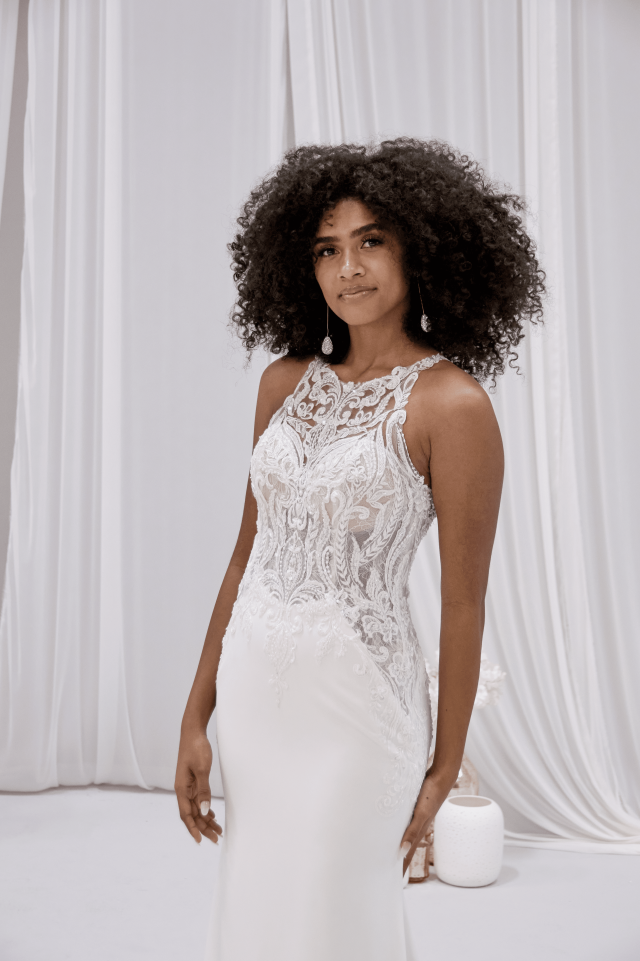 Audrina Brautkleid im Fit and Flare Style an einem dunkelhäutigen Model mit Afro Frisur