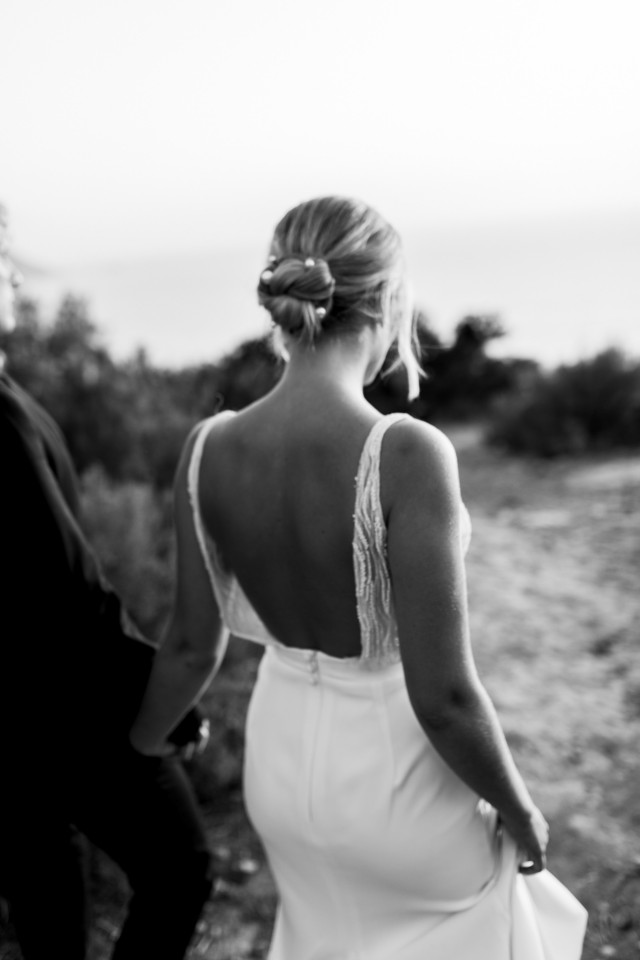 Jeune mariée portant un chignon avec des perles blanches