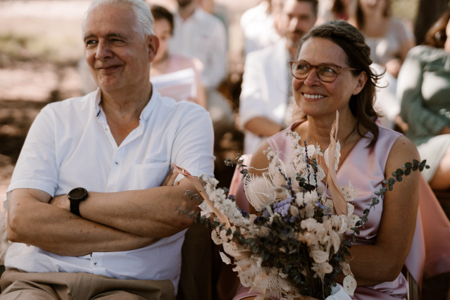 Trotse ouders op bruiloft van zoon