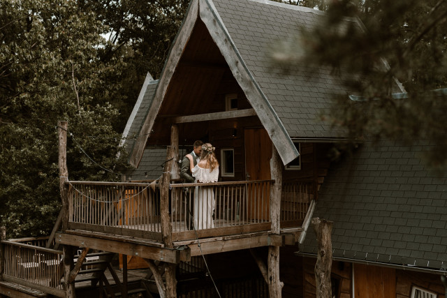 Brautpaar in rustikalem Baumhaus
