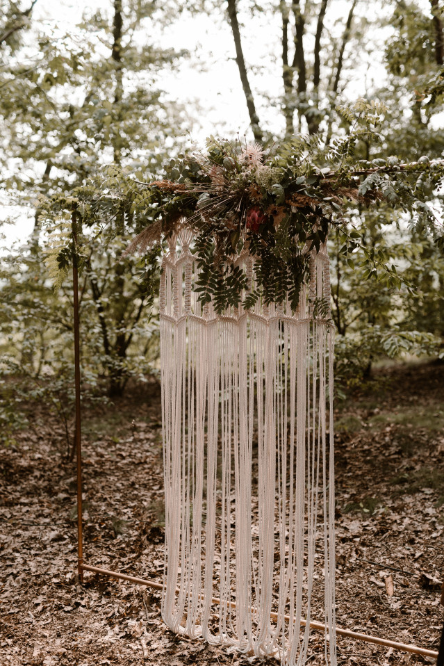 Makramee Backdrop mit Blumen im Wald 